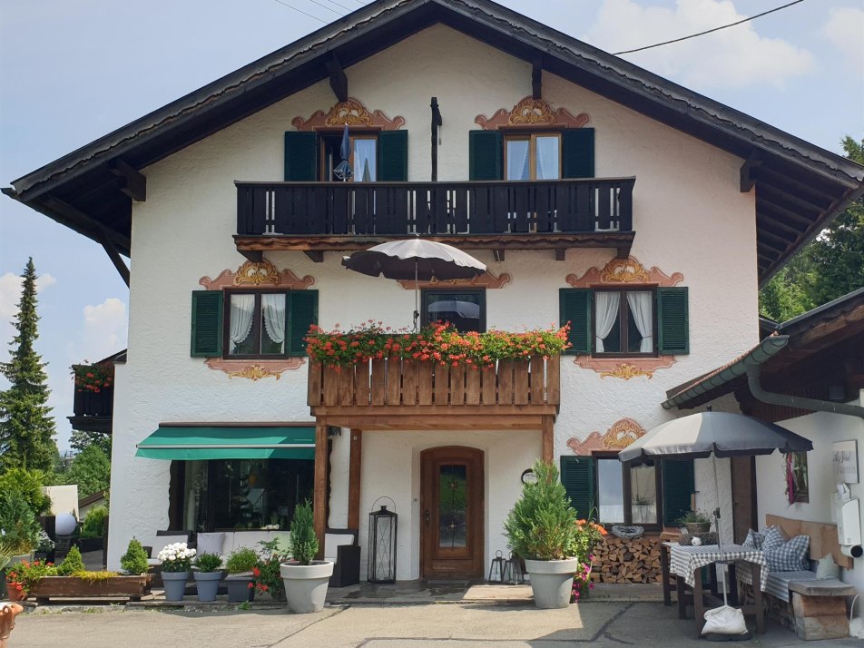 Gästehaus im Sommer