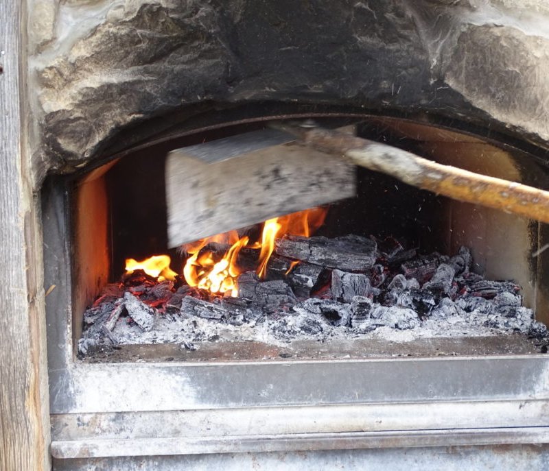 Das Holz verleiht dem Brot ein ganz besonderes Aroma, © Alpenwelt Karwendel | Andrea Schmölzer Das Holz verleiht dem Brot ein ganz besonderes Aroma, © Alpenwelt Karwendel | Andrea Schmölzer