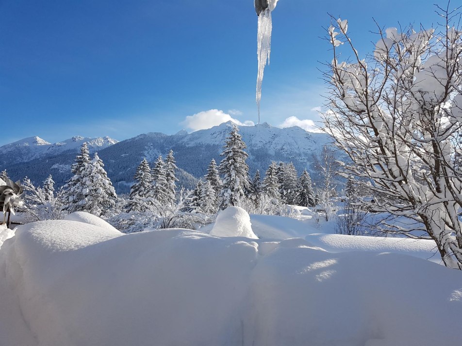 Winter Haus Eiszapfen, © @Schmid