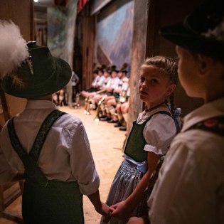 Junge Trachtler warten auf Ihren Tanzauftritt beim Mittenwalder Heimatabend, © Alpenwelt Karwendel | Philipp Gülland