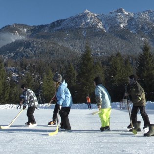 Auf dem Krüner Natureisplatz ist Eislaufen und Eishockey der perfekte Sport in der Wintersonne, © Alpenwelt Karwendel | Martin Kriner 