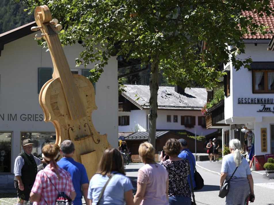 Große Holzgeige im historischen Ortsteil Gries in Mittenwald, © Alpenwelt Karwendel| Angelika Warmuth
