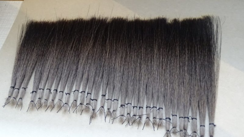 Diese kleinen Bündel sind Grundlage für einen Gamsbart aus der Hand von Hans Schober, © Alpenwelt Karwendel | Andrea Schmölzer Diese kleinen Bündel sind Grundlage für einen Gamsbart aus der Hand von Hans Schober, © Alpenwelt Karwendel | Andrea Schmölzer