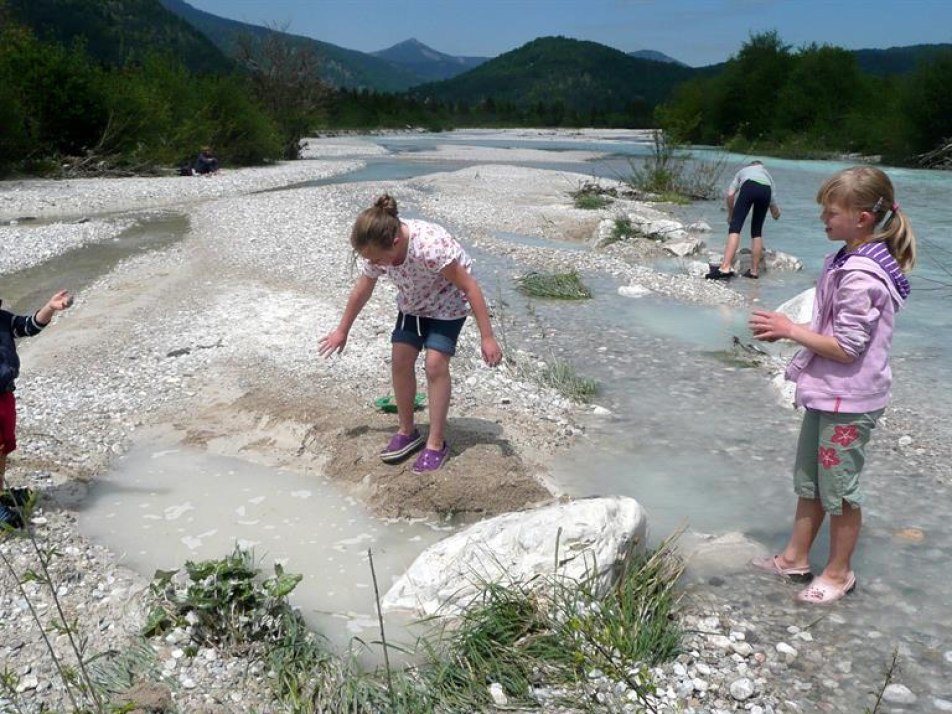 Spielende Kinder an der Isar