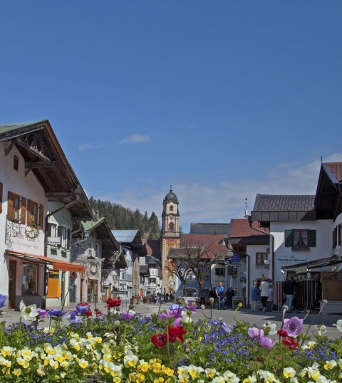 Blick über den Obermarkt in Mittenwald zur Pfarrkirche St. Peter und Paul, © Alpenwelt Karwendel | Hubert Hornsteiner