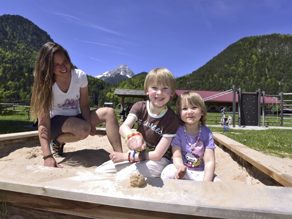 Spielplatz im Riedboden mit Sandkasten, © Alpenwelt Karwendel | Stefan Eisend