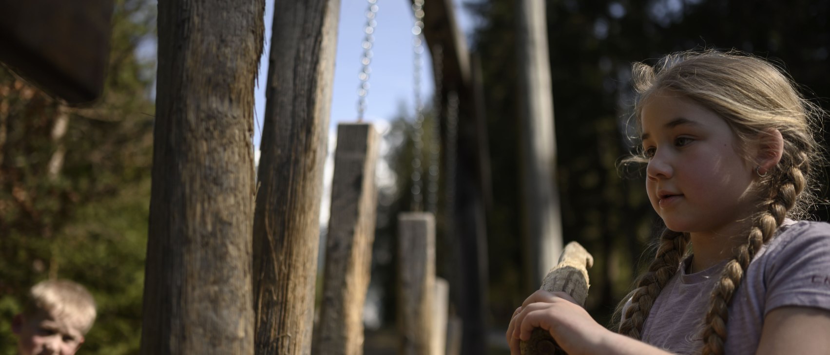 Auf dem Walderlebnispfad am Lautersee bei Mittenwald, © Alpenwelt Karwendel | Philipp Gülland, PHILIPP GUELLAND Auf dem Walderlebnispfad am Lautersee bei Mittenwald, © Alpenwelt Karwendel | Philipp Gülland, PHILIPP GUELLAND