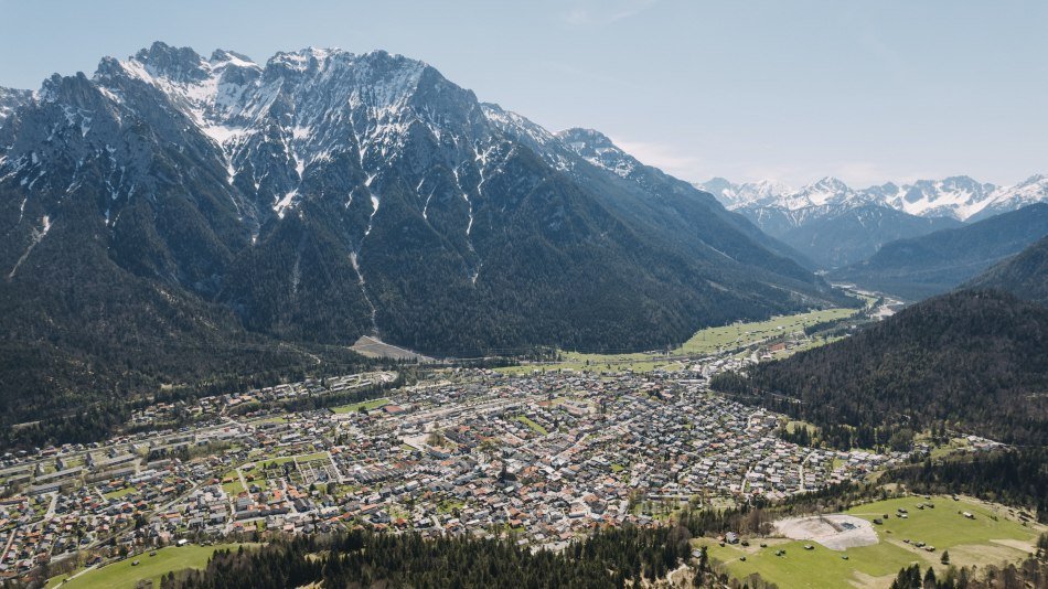 Ein oberbayerisches Juwel: Mittenwald an der Isar in den bayerischen Alpen, © Alpenwelt Karwendel | Kristof Göttling