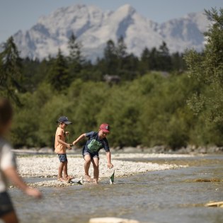 Erlebnisse für Kinder im Sommer beim Krinderprogramm an der Isar bei Krün und Wallgau, © Alpenwelt Karwendel | Philipp Gülland