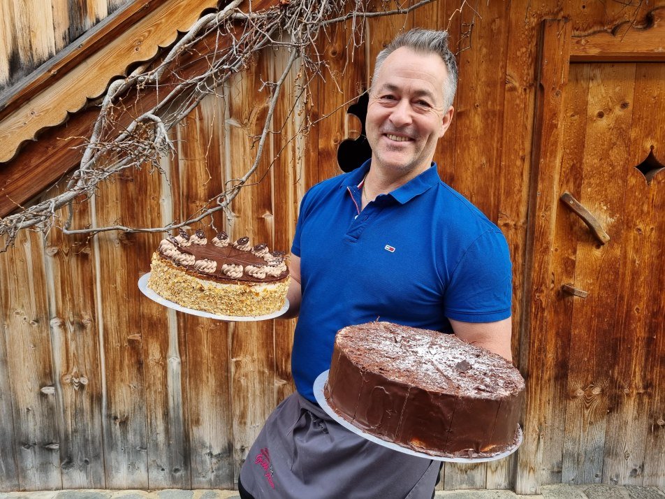 Konditor und Chef Martin Leuthner mit zwei Torten
