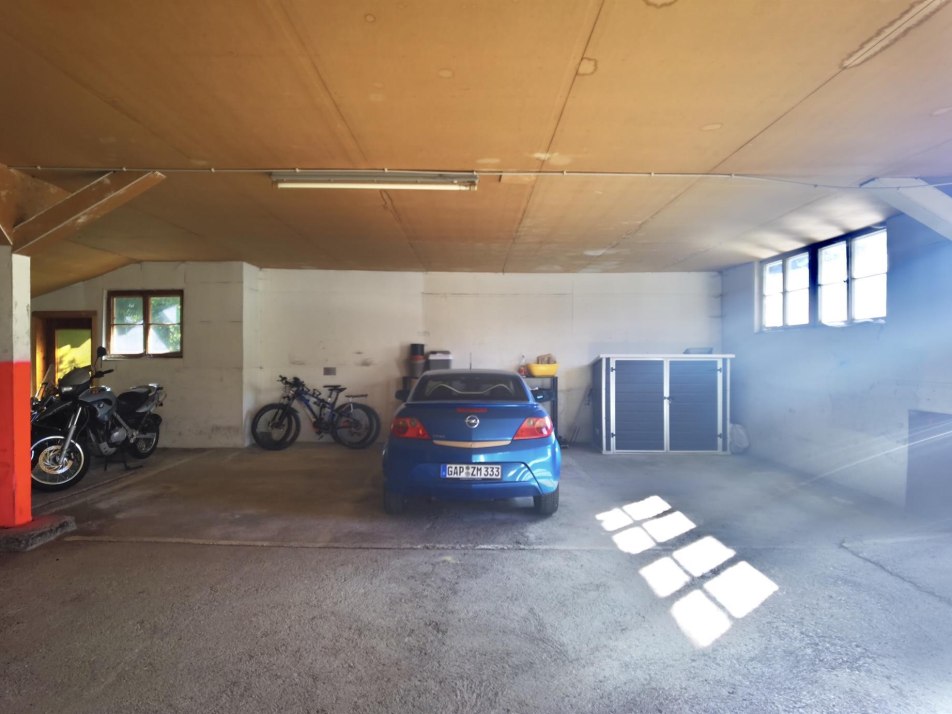 Garagenstellplatz (links neben dem blauen Auto)