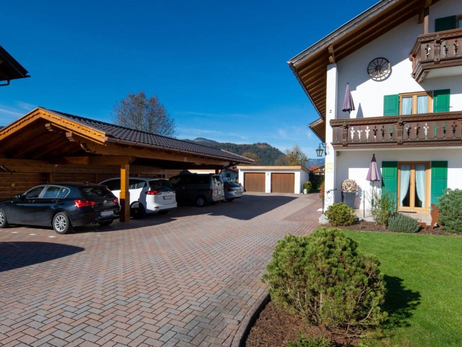 Carport-und-Einfahrt-im-Sommer-Gaestehaus-Isartal-