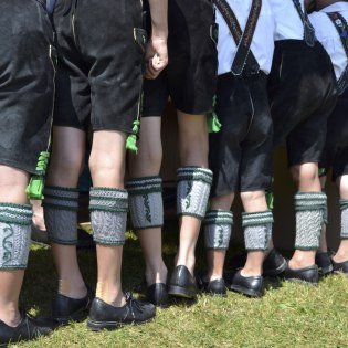 Young locals from Wallgau with the local "Heislan" (socks) , © Alpenwelt Karwendel | Regina Neuner