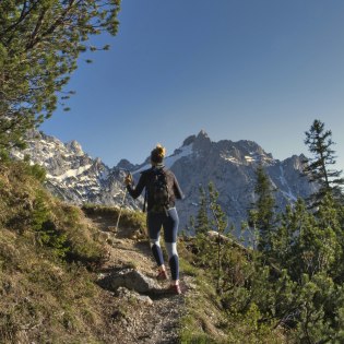 Trailrunnig im Karwendelgebiet nahe der Hochlandhütte bei Mittenwald, © Alpenwelt Karwendel | Regina Fichtl