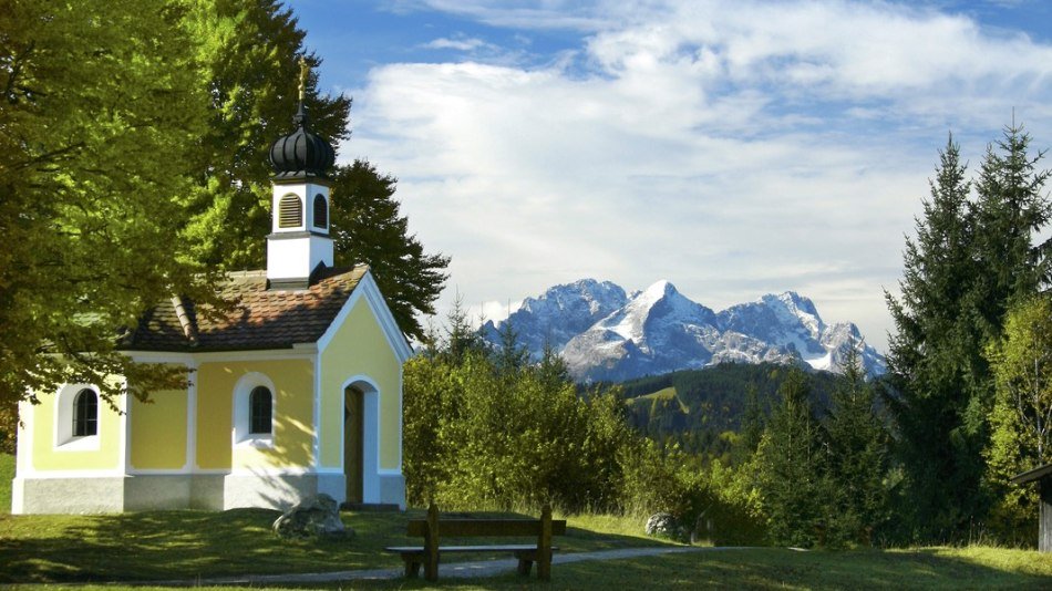 Die Kapelle Maria Rast auf den Buckelwiesen bei Krün in den Sommermonaten , © Alpenwelt Karwendel | Christoph Schober