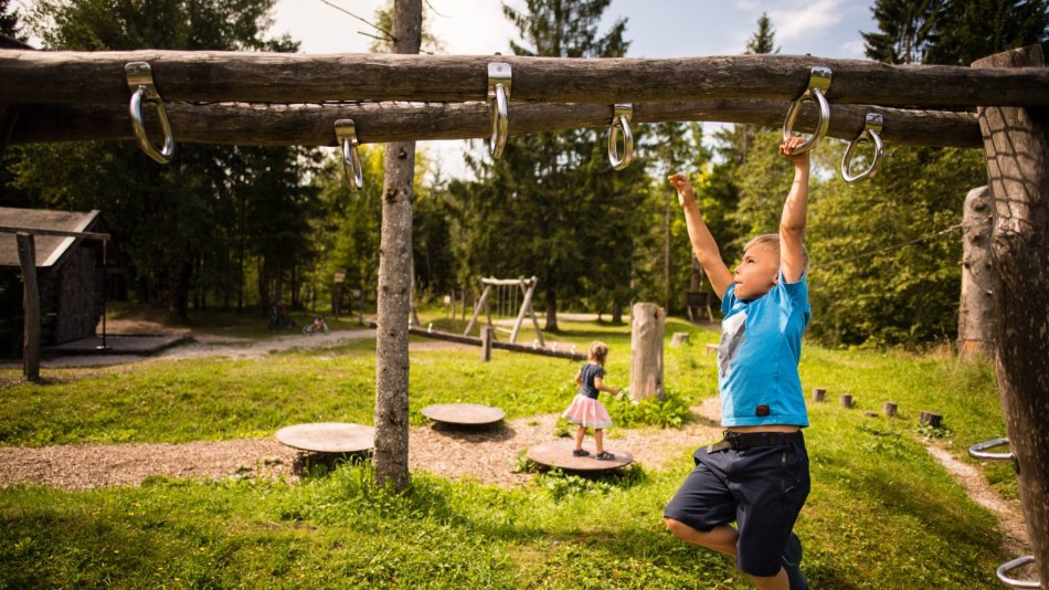 Kinderfreunden auf dem Wallgauer Naturspielplatz, © Alpenwelt Karwendel | Philipp Gülland