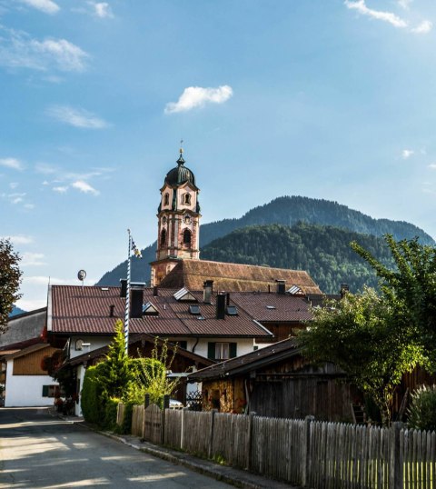 Mittenwald im Karwendel mit der Kirche St. Peter und Paul, © Zugspitz Region GmbH | Erika Sprengler