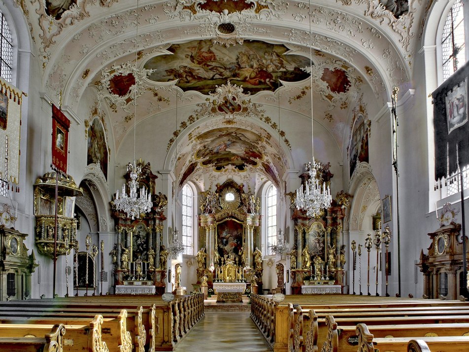 Kirche St. Peter und Paul in Mittenwald mit Freskomalerei, © Alpenwelt Karwendel |Marinus Zwerger