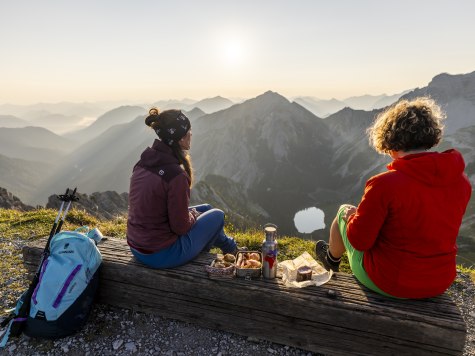 Brotzeit auf der Schöttelkarspitze, © Alpenwelt Karwendel | Pierre Johne Brotzeit auf der Schöttelkarspitze, © Alpenwelt Karwendel | Pierre Johne