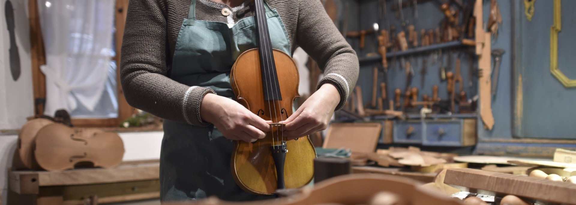 Ein Blick über die Schulter bei der Schauwerstatt im Mittenwalder Geigenbaumuseum, © Alpenwelt Karwendel | Angelika Warmuth