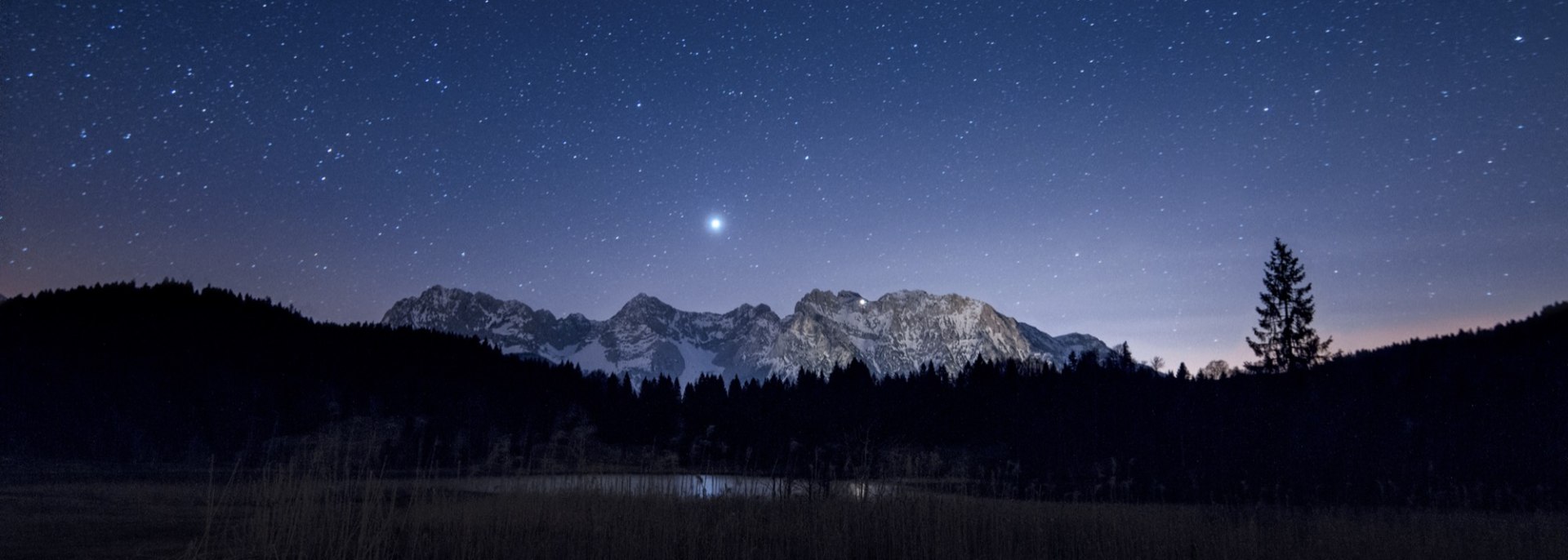 Blick von Gerold auf winterlichen Sternenhimmel über Karwendel, © Alpenwelt Karwendel | Jakob Schultz