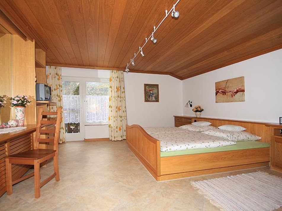 großes Zimmer mit Doppelbett