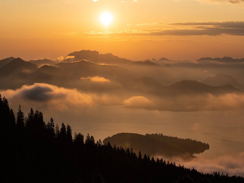 Sonnenaugang über den Simetsberg mit Blick auf den Walchensee, © Alpenwelt Karwendel | Philipp Gülland, PHILIPP GUELLAND