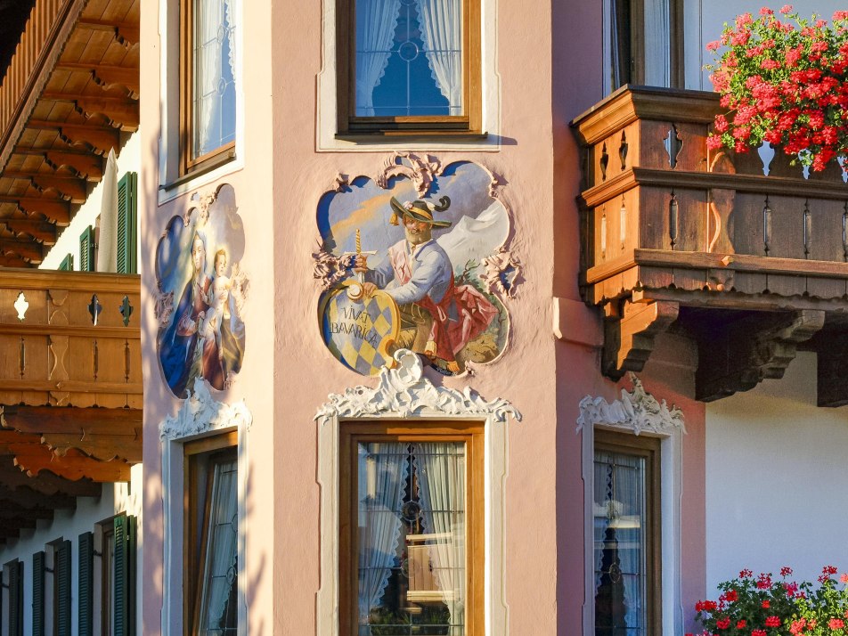 Ferienglück Haus - Sommer Lüftlmalerei am Erker-Fe