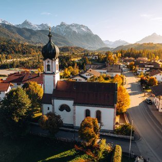 Warmes Abendlicht in Krün mit Blick aufs Karwendel - Urlaub in den Bergen in Bayern, © Alpenwelt Karwendel | Kristof Göttling Warmes Abendlicht in Krün mit Blick aufs Karwendel - Urlaub in den Bergen in Bayern, © Alpenwelt Karwendel | Kristof Göttling