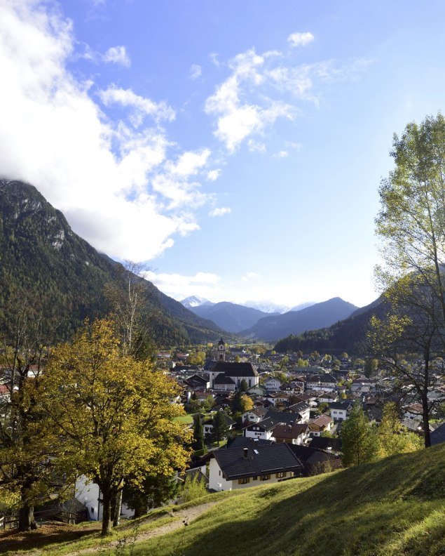 Ein Blick auf Mittenwald zwischen Wetterstein und Karwendel im Herbst, © Alpenwelt Karwendel | Stefan Eisend 