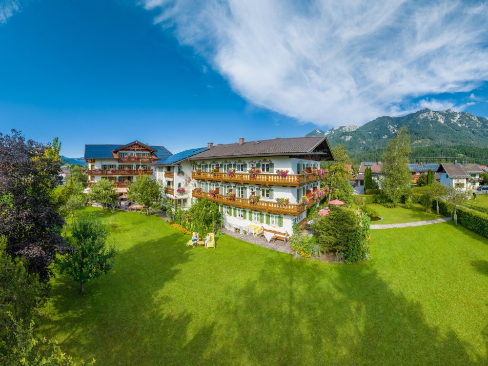 Hotelansicht West mit Soierngebirge, © Schober