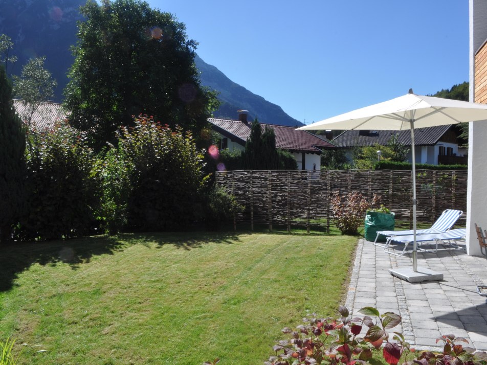 Garten Sommer, © Ferienwohnungen Haus Karwendelblick