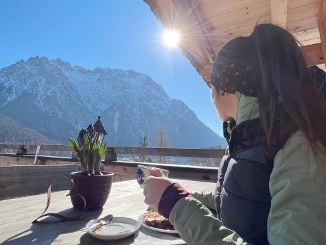 Aussichtsreise Naschpause auf der Gröbl-Alm in Mittenwald, © Alpenwelt Karwendel | Magdalena Staltmair