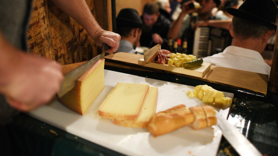 Originale Schmankerl - Brotzeit mit Speck und Käse aus der Alpenwelt Karwendel, © Alpenwelt Karwendel | Angelika Warmuth