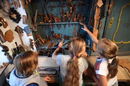 Kinder in der Schauwerkstatt des Mittenwalder Geigenbaumuseums, © Alpenwelt Karwendel | Angelika Warmuth