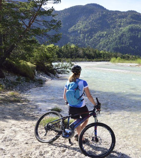 Eine kühle Erfrischung - mit dem Fahrrad entland der Isar in der Alpenwelt Karwendel, © Alpenwelt Karwendel | Stefan Eisend