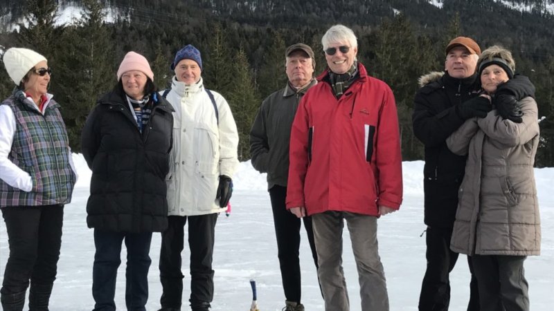 Beste Unterhaltung beim Eisstockschießen!, © Alpenwelt Karwendel | Andrea Schmölzer