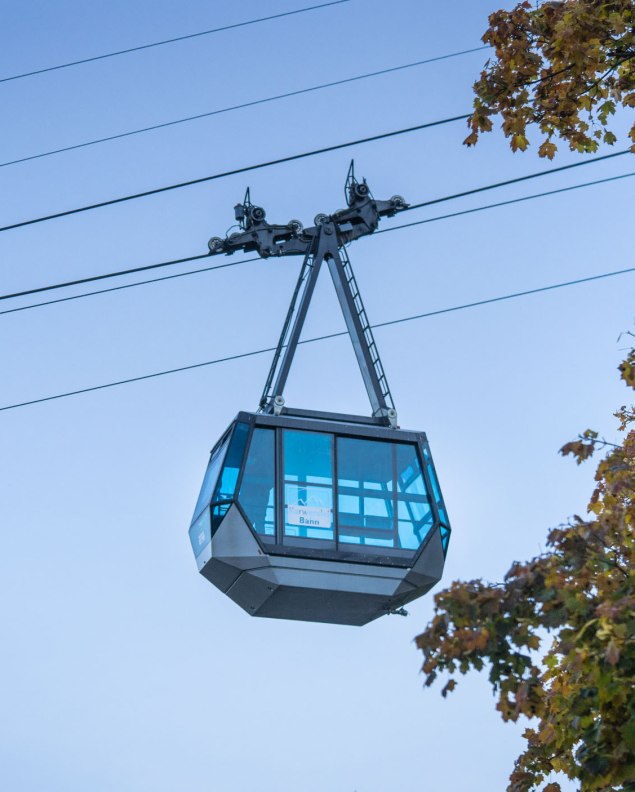 The transparent cabin of the Karwendelbahn takes you comfortably from 933 to 2244m. A cable car in the Bavarian Alps and the second highest mountain railroad in Germany., © Alpenwelt Karwendel | Dietmar Denger