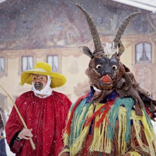 Die Maschkera versuchen den Winter in der Alpenwelt Karwendel auszutreiben, © Alpenwelt Karwendel | Wera Tuma