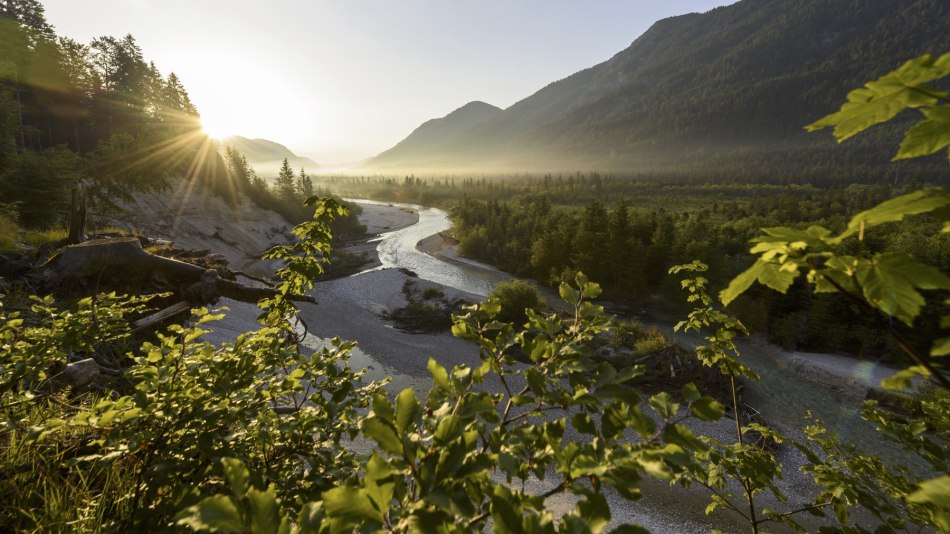 Sonnenaufgang an der Isar bei Wallgau, © Alpenwelt Karwendel | Wolfgang Ehn