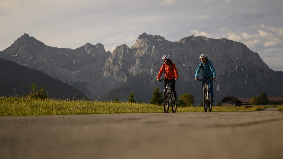 Scenic bike tour with a view of the Karwendel mountains. On the way at the Buckelwiesen between Krün and Mittenwald., © Alpenwelt Karwendel | Philipp Gülland