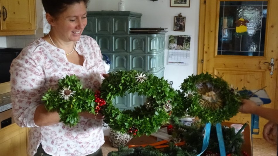 Anneliese Kriner hat gemeinsam mit ihrer Familie viel Arbeit in diese Krone gesteckt, © Alpenwelt Karwendel | Andrea Schmölzer