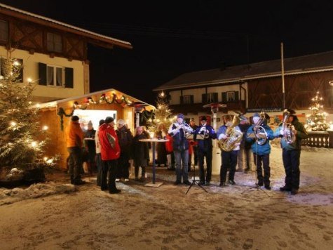 Glühweinstandl am Dorfplatz, © Alpenwelt Karwendel | Christoph Schober