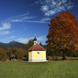 Die Kapelle Maria Rast auf den Buckelwiesen bei Krün im herbstlichen Licht. , © Alpenwelt Karwendel | Christoph Schober 