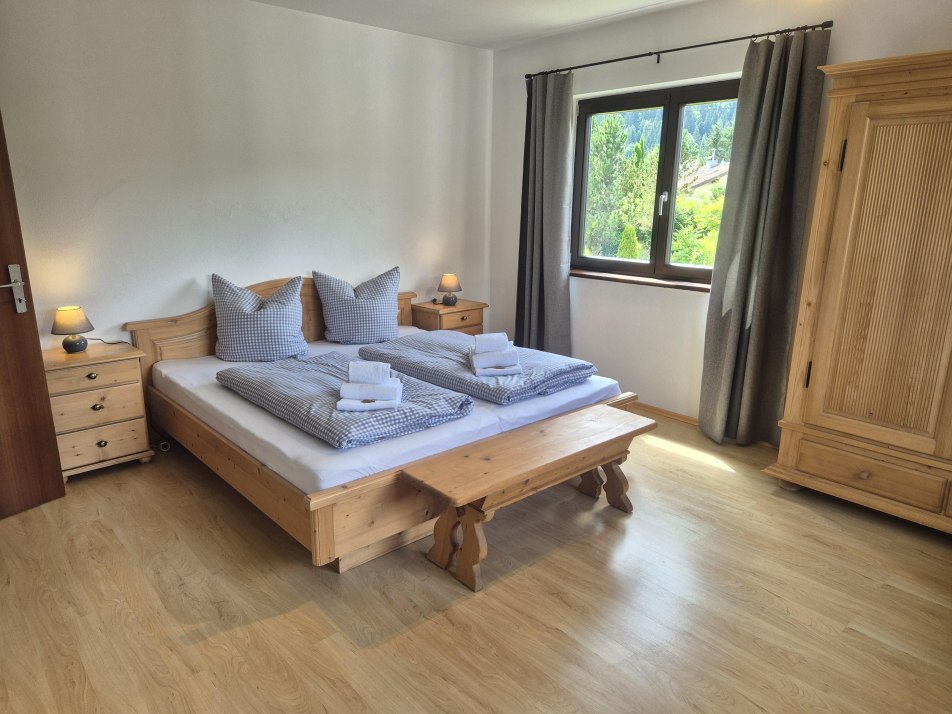 Schlafzimmer 1