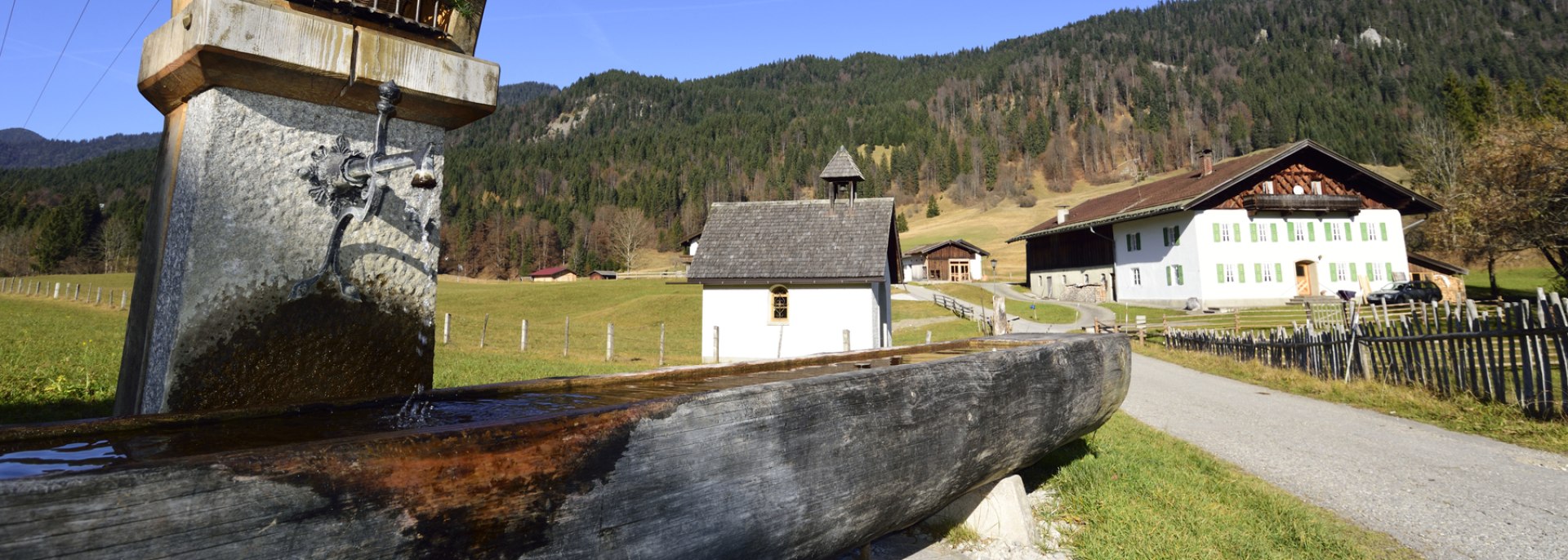 Kapelle und Bauernhof im Krüner Ortsteil Gerold, © Alpenwelt Karwendel | Stefan Eisend