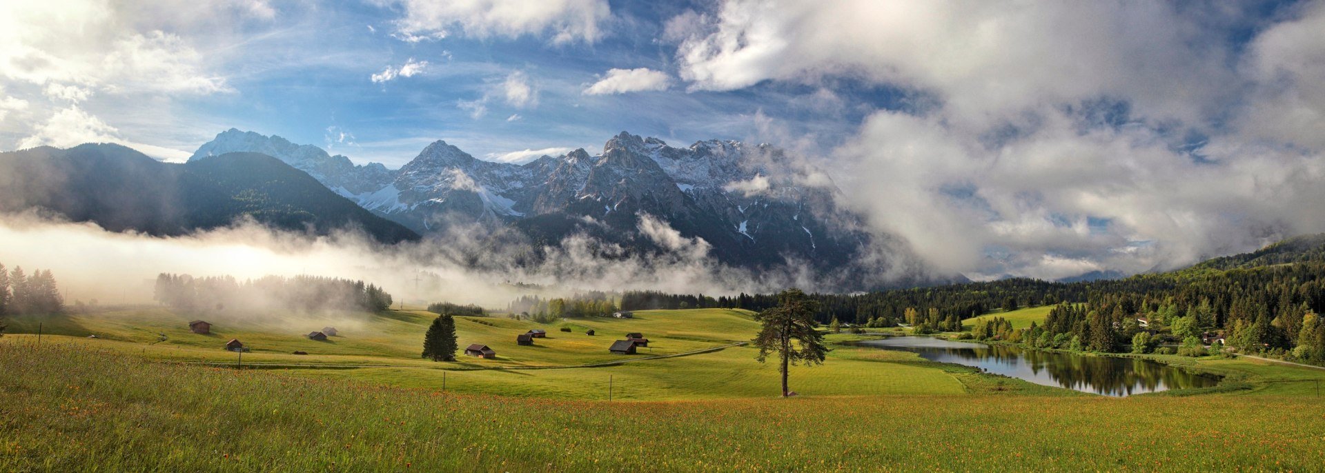 View of lake Schmalensee near Mittenwald with hummocky meadows and Karwendel mountains, © Alpenwelt Karwendel | Rudolf Pohmann