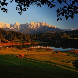 Der Geroldsee bei Krün im Herbst mit Blick auf Karwendel, © Alpenwelt Karwendel | Rudolf Pohmann 