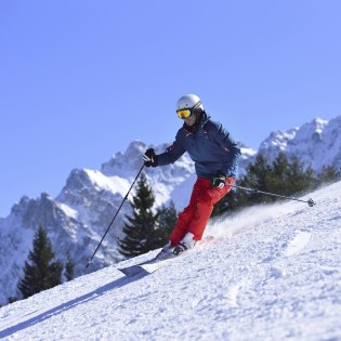 Spaß auf zwei Brettern beim Skifahren am Kranzberg bei Mittenwald, © Alpenwelt Karwendel | Stefan Eisend