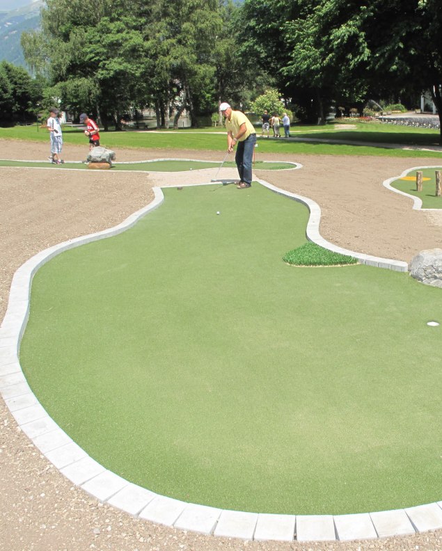 Ein ganz besonderer Minigolfplatz im Kurpark Puit in Mittenwald, © Alpenwelt Karwendel | Helmut Lenk